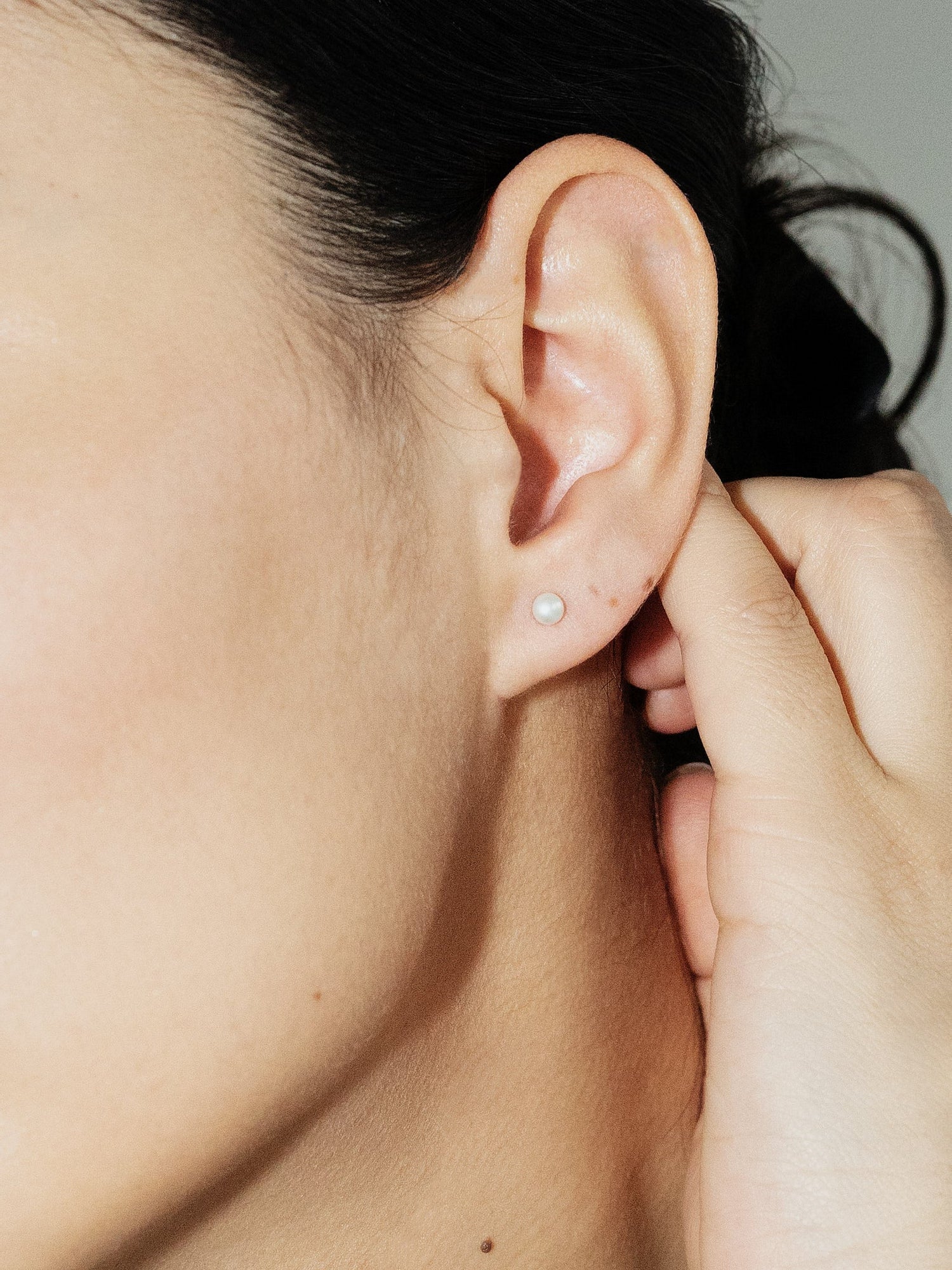 Drobné perlové náušnice