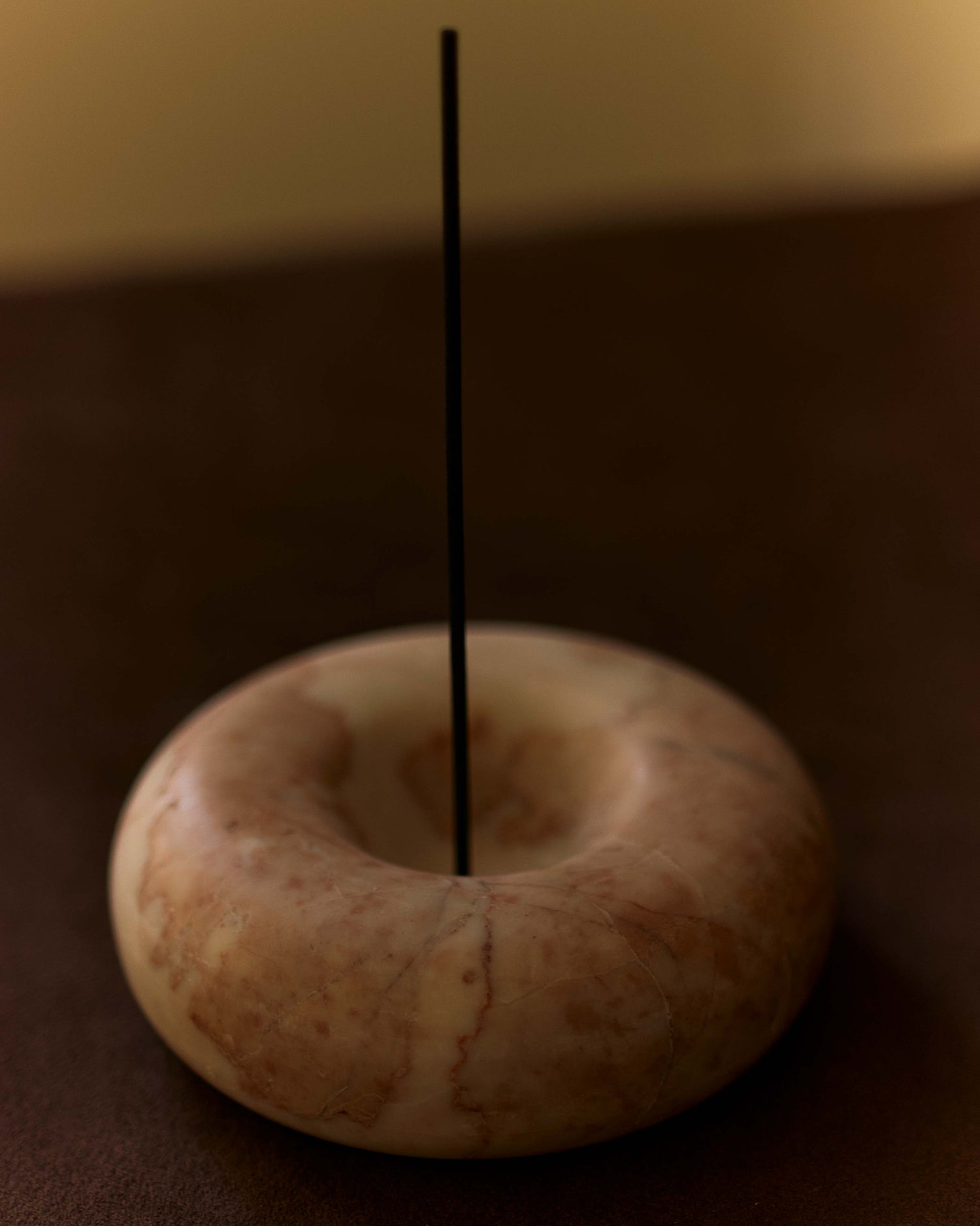 Mramorový stojan na vonné tyčinky - Cream Rose