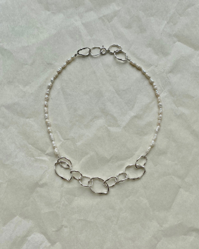 Náhrdelník s řetízkem a perlami