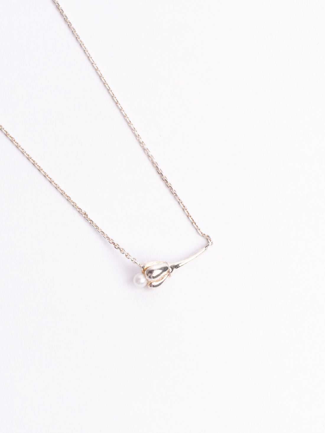 Tiny flower necklace with pearl