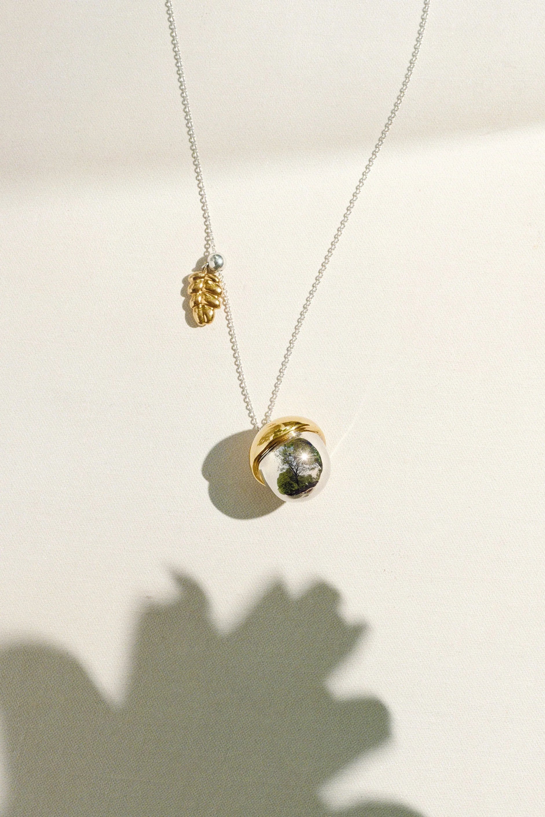 Přívěsek s žaludem a listem